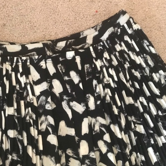 Banana Republic Pleated Skirt - Picture 2 of 8